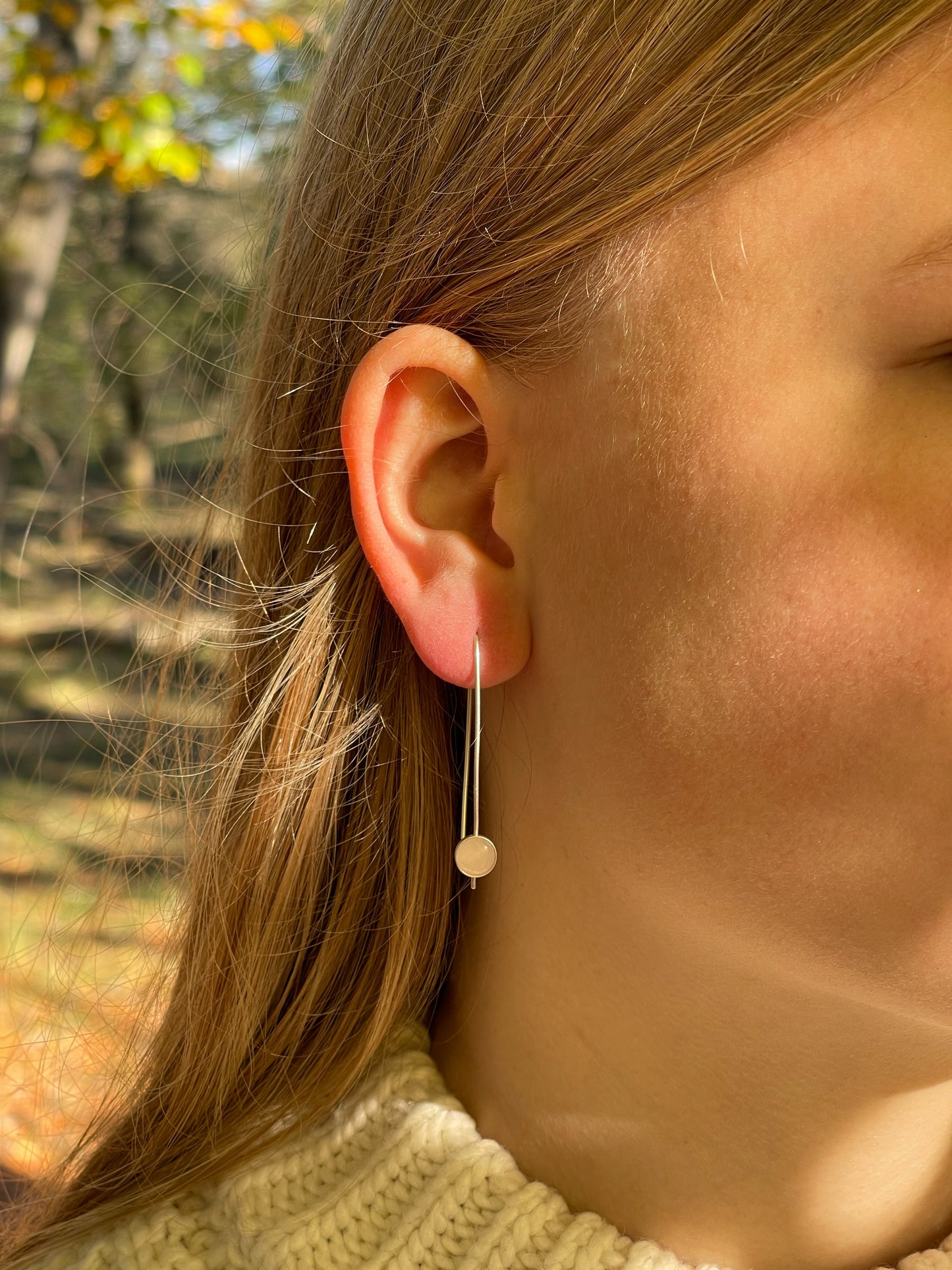 handboeien Internationale Betrokken Edelsteen Fantasy oorbellen Rozenkwarts – Moose Jewelry
